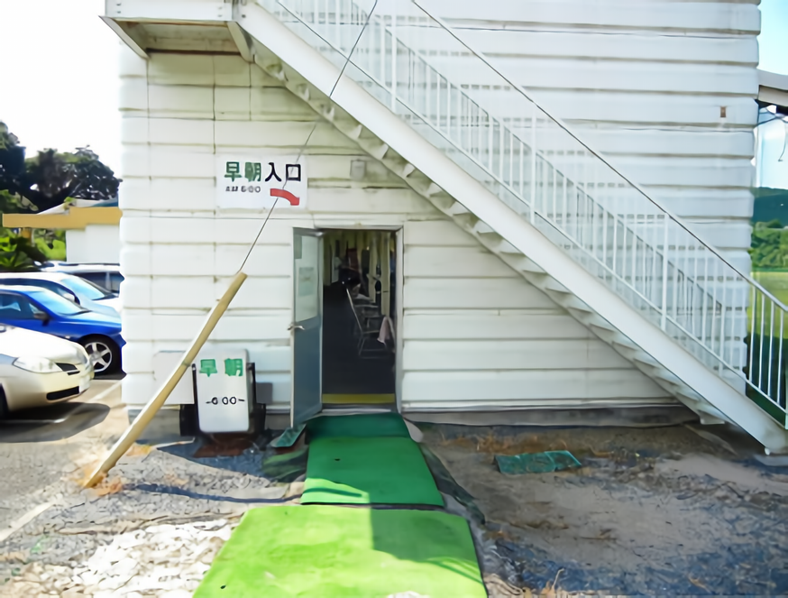 セイコウゴルフガーデンの早朝入り口